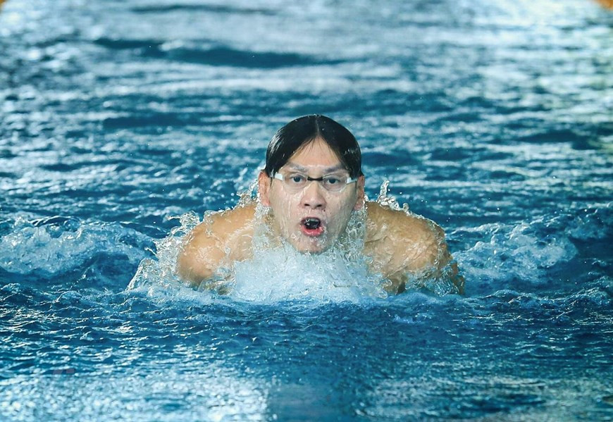 Entre los nadadores vietnamitas participantes en los XXXI Juegos Deportivos del Sudeste Asiático (SEA Games 31), se destaca el deportista Hoang Quy Phuoc, quien ganó una medalla de oro en la prueba de 100 metros de estilo libre masculino en el torneo abierto de Estocolmo, Suecia. En esa competición, Quy Phuoc finalizó la clasificatoria en el quinto lugar y triunfó con una marca de 49,96 segundos. El nadador vietnamita también participó en 200 metros de estilo libre y quedó en el cuarto lugar con 1:48.85, batiendo su propio récord de 1:48.95 establecido en los Juegos Deportivos del Sudeste Asiático en 2015, en Singapur. (Fuente: Vietnamplus)