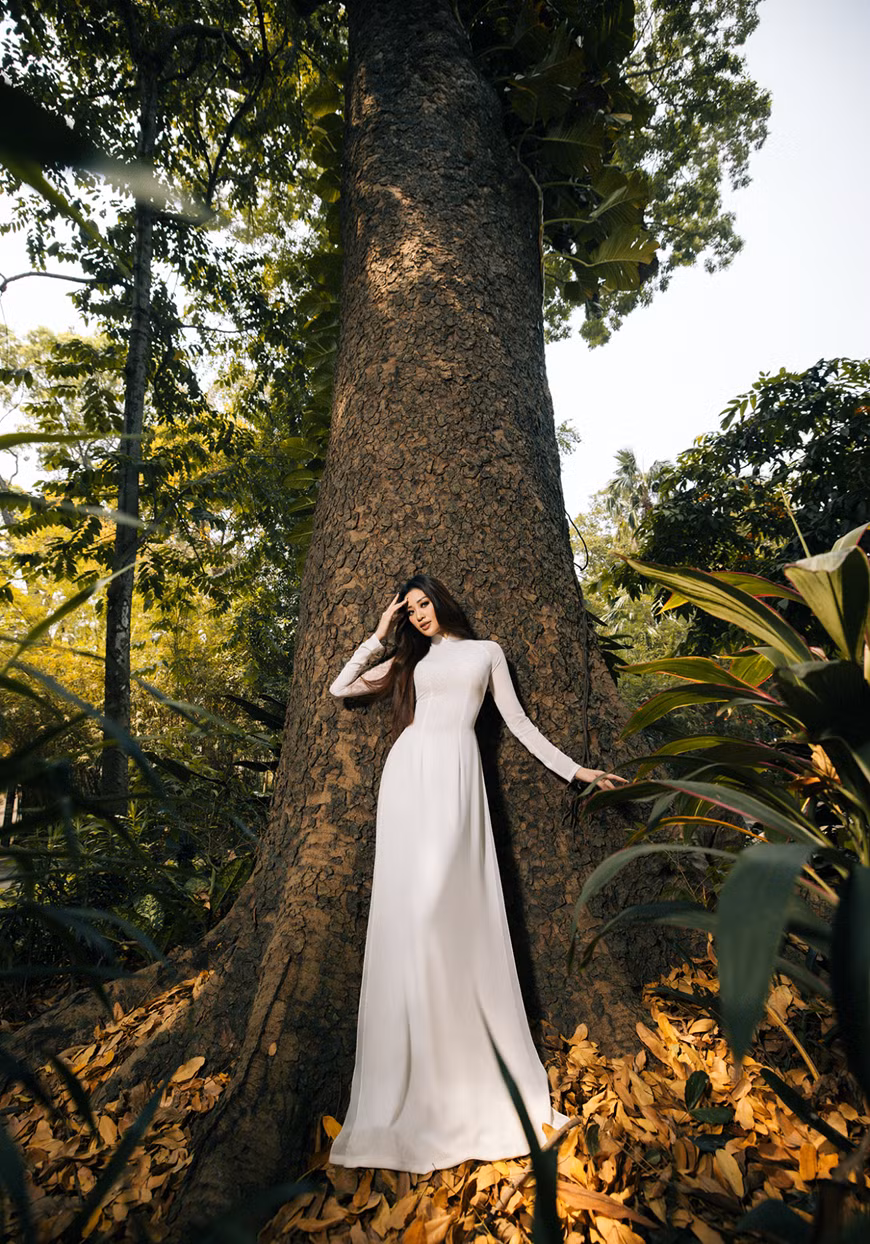 Miss Khanh Van honra el Ao Dai con la belleza pura (Fuente:Vietnamplus)