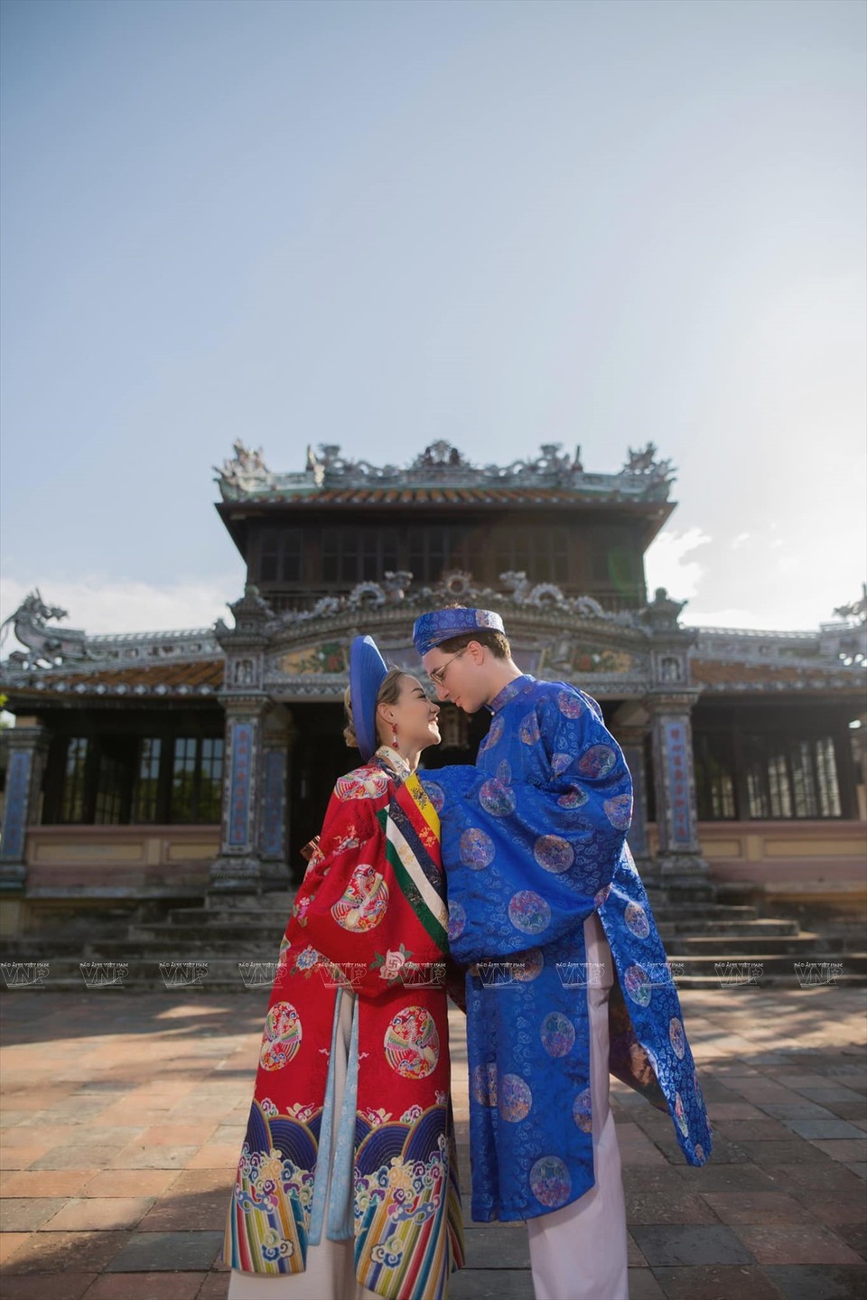 Turistas extranjeros experimentan con el vestido tradicional de Ao Tac (Fuente: VNA)