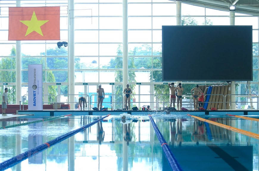 Después de meses de preparación intensiva, los deportistas vietnamitas apuntan a ganar 140 medallas de oro y liderar la clasificación por países en los SEA Games 31, previstos a efectuarse del 12 al 23 de mayo venidero en el país. También aspiran a ganar 77 medallas de plata y 71 de bronce en la cita deportiva regional, que se organiza cada dos años con la participación de miles de atletas procedentes de 11 países del Sudeste Asiático. Según el Departamento General de Educación Física y Deportes, las entidades encargadas y la federación de cada disciplina siguen de cerca los entrenamientos de la delegación para actualizar la situación de la salud y las calificaciones profesionales de los atletas. (Fuente: Vietnamplus)