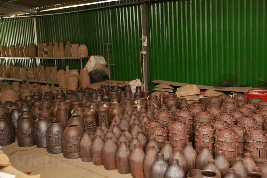 Con la arcilla verde y el manganeso, la cerámica de Huong Canh se hornea a altas temperaturas sin proceso de esmaltado, y este factor lo diferencia de otros tipos de productos, señaló el alfarero Nguyen Hong Quang, de la comuna de Lo Cang, del distrito de Binh Xuyen, de Vinh Phuc. Hong Quang es una de las personas que preserva la técnica de alfarería tradicional y promueve la belleza de la cerámica Huong Canh al mundo. El artesano crea productos que se usan no solo para cocinar, sino también como obras decorativas con imágenes de la tierra y la gente de Vinh Phuc. (Fuente:Vietnamplus)