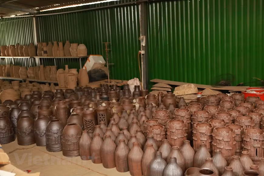 Con la arcilla verde y el manganeso, la cerámica de Huong Canh se hornea a altas temperaturas sin proceso de esmaltado, y este factor lo diferencia de otros tipos de productos, señaló el alfarero Nguyen Hong Quang, de la comuna de Lo Cang, del distrito de Binh Xuyen, de Vinh Phuc. Hong Quang es una de las personas que preserva la técnica de alfarería tradicional y promueve la belleza de la cerámica Huong Canh al mundo. El artesano crea productos que se usan no solo para cocinar, sino también como obras decorativas con imágenes de la tierra y la gente de Vinh Phuc. (Fuente:Vietnamplus)