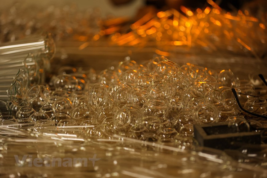 Algunos clientes demandan la técnica colada o de vidrio colado que consiste en llevar el vidrio a la temperatura de fusión y verterlo en un molde para darle una forma determinada. Esta técnica de artesanía en vidrio es de las más antiguas, incluso se cree que proviene de la cultura egipcia. Deviene de las más utilizadas en la escultura en vidrio, ya que, una vez el vidrio se introduce en el molde, se le pueden añadir varios elementos y crear diferentes detalles según la creatividad del artesano y/o artista. A esta técnica de artesanía en vidrio también se le conoce como hot casting. (Fuente:Vietnam+)