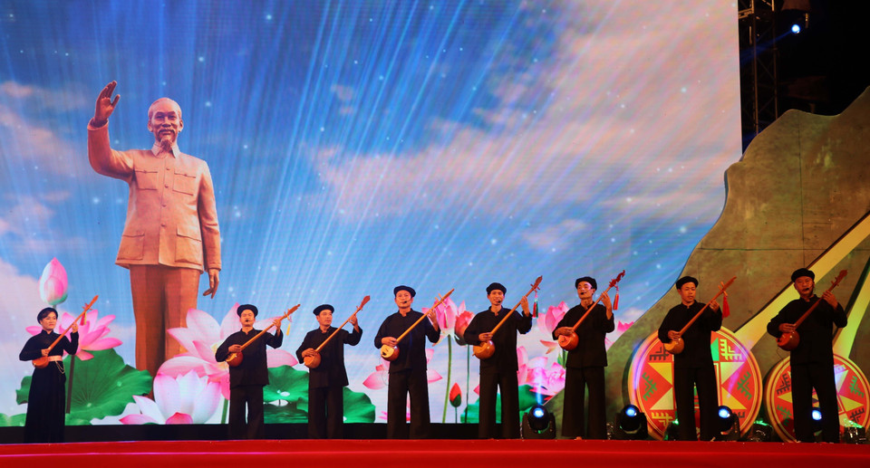 Presentan un performance de Then en el lago de Na Nua, en la provincia de Tuyen Quang (Fuente: VNA)