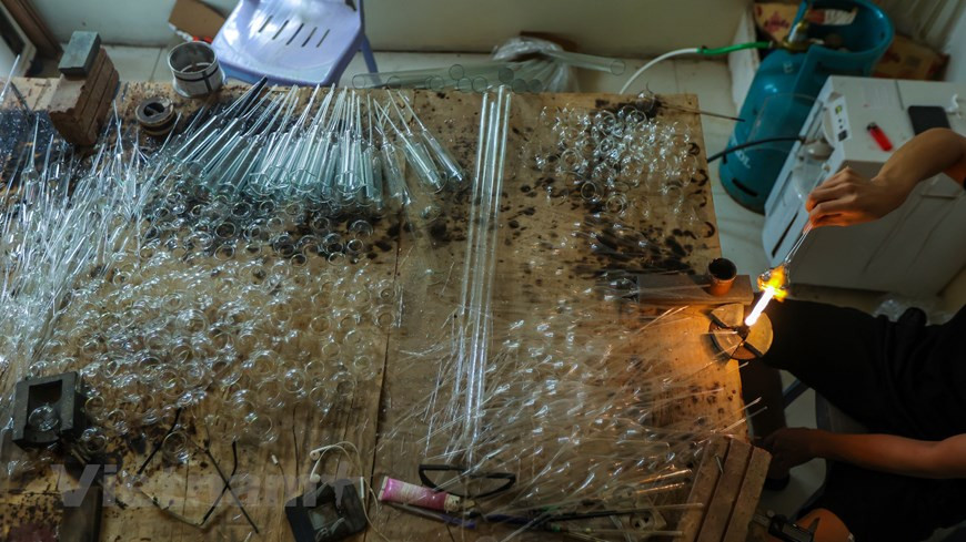 A fin de satisfacer las crecientes demandas de los clientes, muchos hogares en la comuna de Thong Nhat han invertido en máquinas modernas para producir en grandes cantidades instrumentos médicos como viales de vidrio. Según Nguyen Van Hue, propietario de un taller de producción de viales, en el pueblo de Giap Long, en 2010 su familia invirtió en un equipo, con una capacidad de cerca de 100 kilogramos de artículos de cristal (cerca de 10 mil viales) al día. A principios de 2014, la familia de Hue compró otra nueva máquina con doble capacidad para fabricar un gran volumen de productos solicitados por las empresas farmacéuticas nacionales y extranjeras. (Fuente:Vietnam+) 