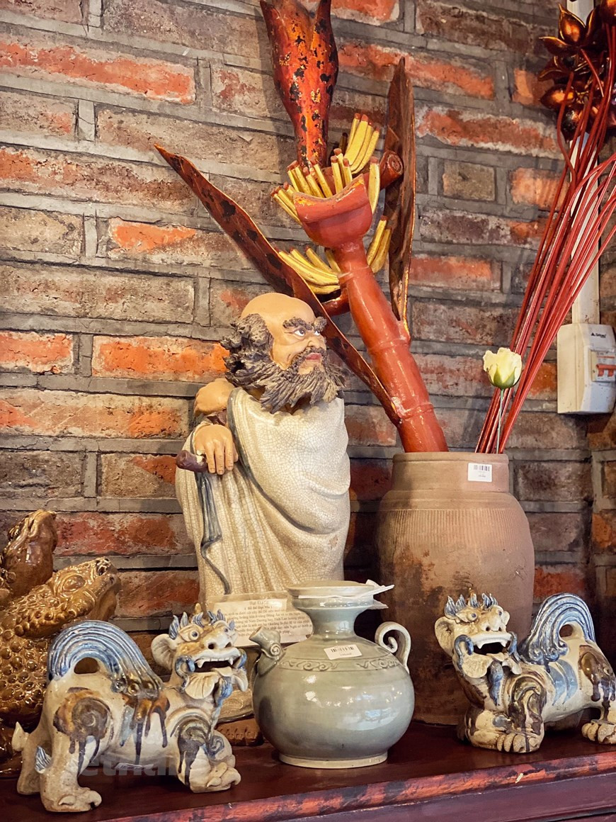 Esta casa antigua sobre pilotes en Bat Trang se convierte en un destino favorito de los excursionistas interesados en objetos antiguos. En la vivienda, se exhiben cuantiosos productos cerámicos con valores históricos. Al llegar a este pueblo, los turistas pueden recorrer casas antiguas, templos y pagodas, además de visitar talleres de producción de cerámica. Con una amplia variedad de productos, la aldea de Bat Trang capta a muchos visitantes nacionales y extranjeros. Las obras preservan sus características tradicionales y, en particular, las obras de cerámica marcan una gran parte de la historia del pueblo y su creación artística en distintas épocas de la historia. (Fuente: Vietnamplus) 