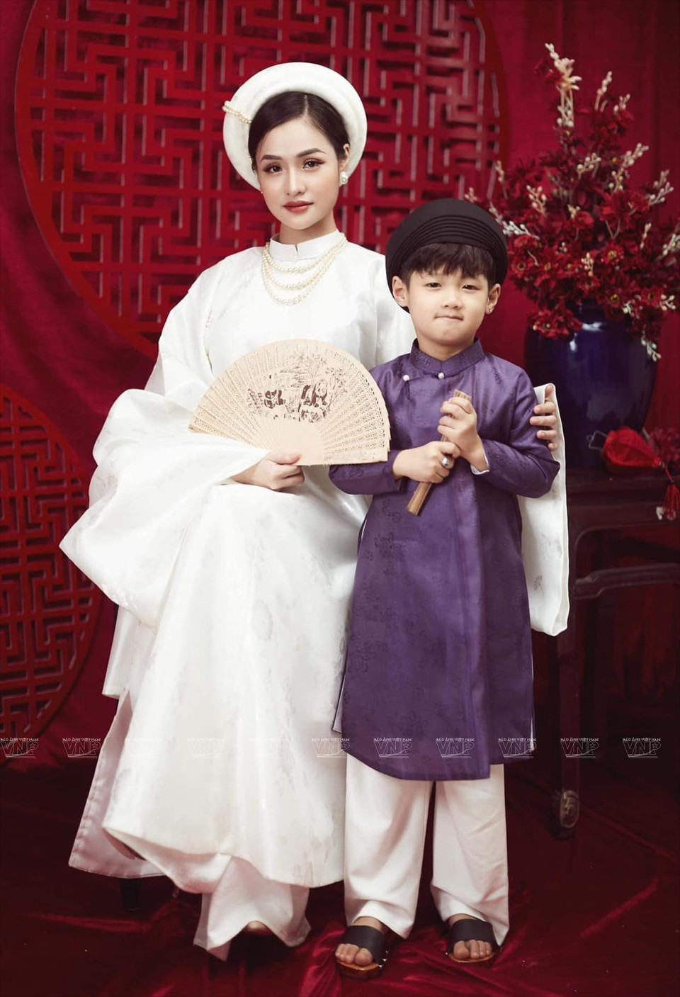 Madre e hijo con el vestido tradicional de Ao Tac (Fuente: VNA)