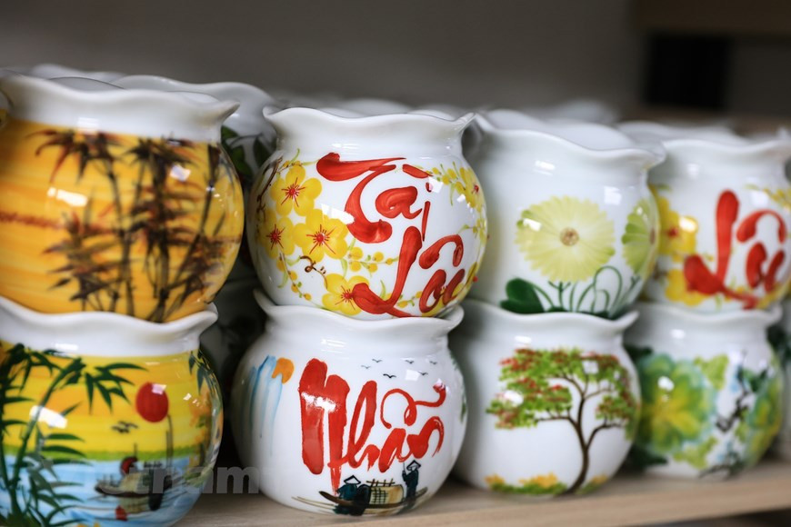 Los productos de Bat Trang también incluyen los artículos que se “visten” con las características del Tet (Fuente: Vietnamplus)