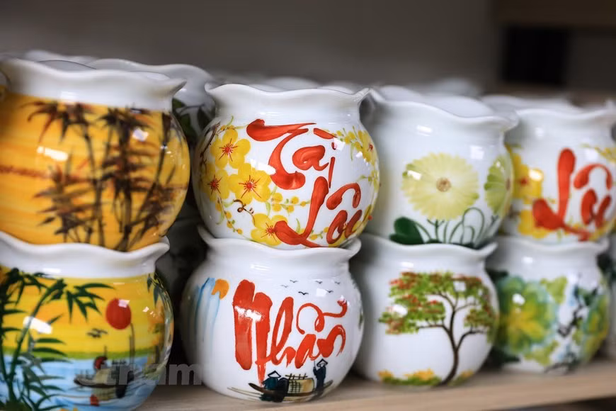 Los productos de Bat Trang también incluyen los artículos que se “visten” con las características del Tet (Fuente: Vietnamplus)