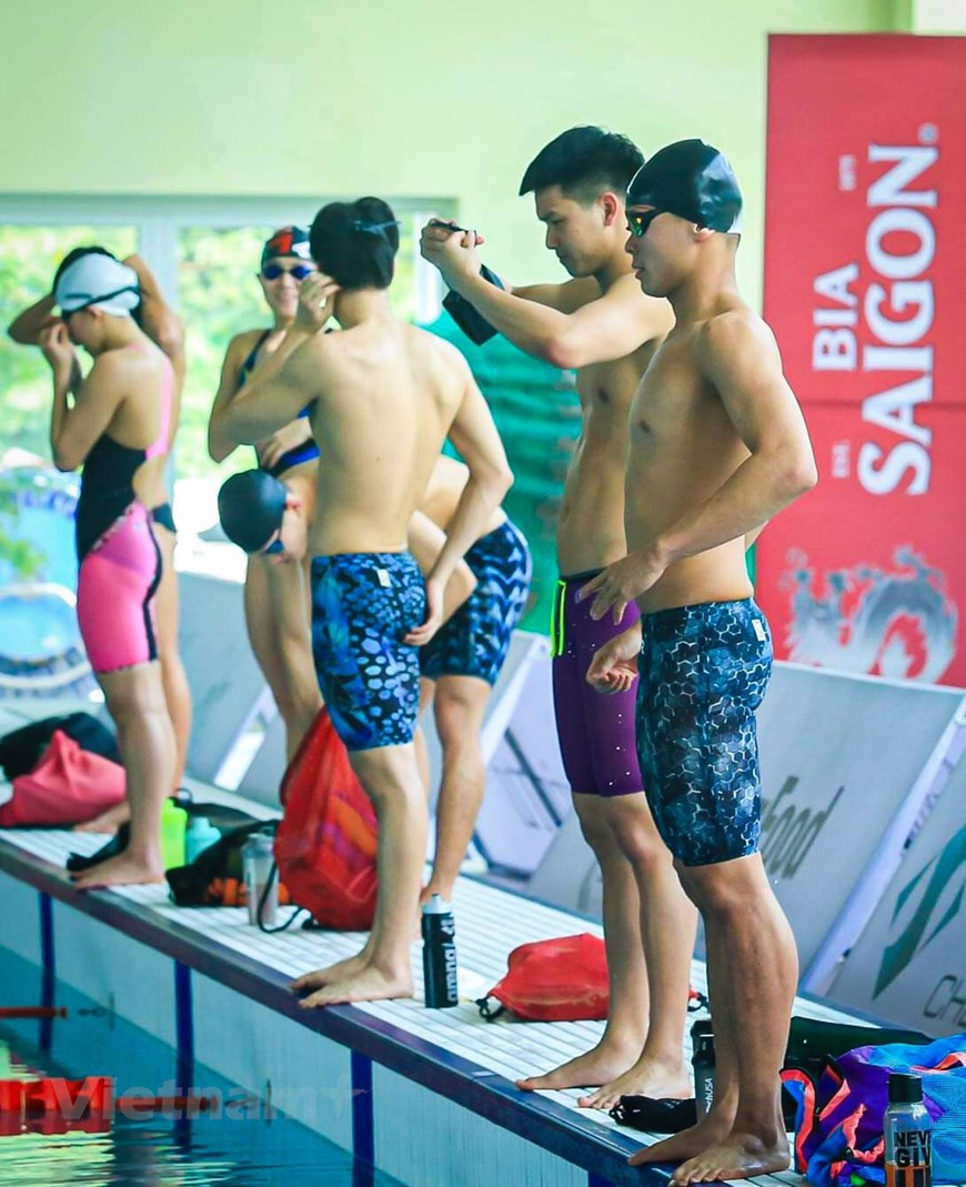 Dentro de la edición de 2022, los atletas vietnamitas competirán en 40 disciplinas en el sistema de competencia oficial del evento. “Como país anfitrión, el objetivo de la delegación deportiva vietnamita es obtener la cima en los XXXI Juegos Deportivos del Sudeste de Asia. La meta no es solo organizar con éxito este evento, sino también tener buenos resultados”, dijo Tran Duc Phan, subdirector general del Departamento General de Educación Física y Deportes (DGEFD). Al mismo tiempo, enfatizó que se trata del objetivo adecuado para la delegación deportiva vietnamita, teniendo en cuenta que los SEA Games 31 se llevarán a cabo en el país. (Fuente: Vietnamplus)