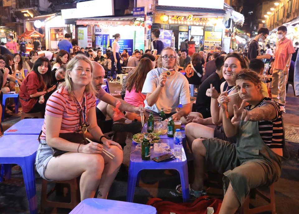 Visitantes foráneos en la calle de Ta Hien (Fuente: VNA)