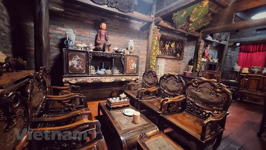 Según los registros, más de 300 personas en Bat Trang obtuvieron altos grados en exámenes feudales, incluidos ocho doctorados y una logró el primer puesto en pruebas al nivel nacional para seleccionar a candidatos a mandarines en Vietnam. Situado en una zona rica en arcilla, el pueblo de Bat Trang disfruta la ventaja de contar con la materia prima para la elaboración de finos productos de cerámica. Durante los siglos XV y XVII, las cerámicas de Bat Trang eran productos favoritos en el mercado nacional y el extranjero; pues salían del país en barcos de comerciantes de Japón, China y naciones de occidente.(Fuente: Vietnamplus) 