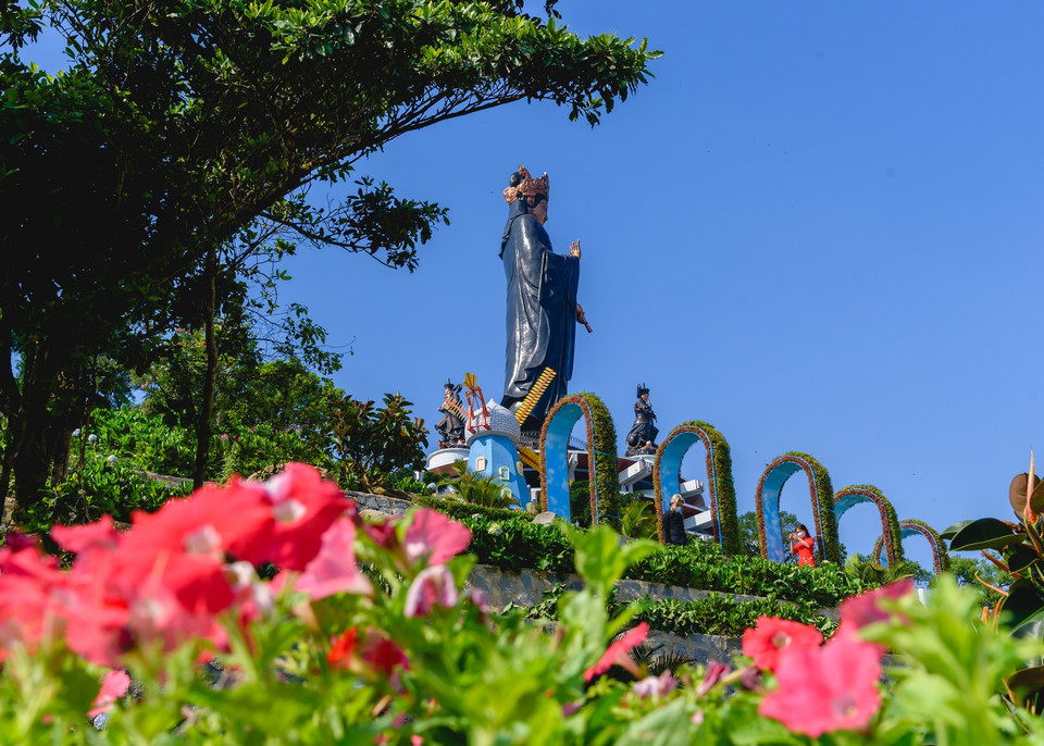 La estatua de Buda Tay Bo Da Son se sitúa en la cima de la montaña de Ba Den (Fuente: VNA)