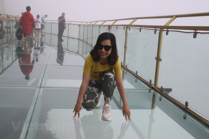 Localizada en lo alto del paso O Quy Ho, la zona turística de Rong May deviene un complejo original y atractivo de la provincia de Lai Chau, en el norte del país. Este lugar alberga magníficos sitios naturales y artificiales, incluido un puente de cristal. El área turística de Rong May fue construida por la Corporación Hoang Lien Son, en 2017, y dos años después fue puesta en funcionamiento. Cuenta con una infraestructura moderna que cumple con los estándares internacionales. Fabricado en Estados Unidos, el puente de cristal se sitúa a dos mil 200 metros sobre el nivel del mar, con 1,5 metros de ancho y 139 metros de longitud. (Fuente: Vietnamplus) 