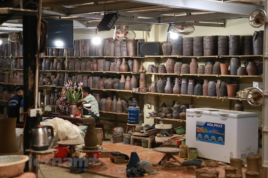 Debido a sus excelentes cualidades conservantes, las cerámicas de Huong Canh devienen recipientes ideales para almacenar té, alcohol o alimentos perecederos. Los sabores del té, el volumen de alcohol y su olor, la calidad de las semillas, todo se conserva bien, y durante mucho tiempo. En realidad, el secreto está en la arcilla utilizada por los alfareros del pueblo. En Huong Canh, la cerámica no está vidriada porque la arcilla aquí es una especie de roca sedimentaria compuesta de partículas microscópicas muy finas, lo cual produce una pasta aglutinante capaz de resistir el agua y la luz. Su color cambia según la posición de los productos horneados en el horno. (Fuente: Vietnamplus) 