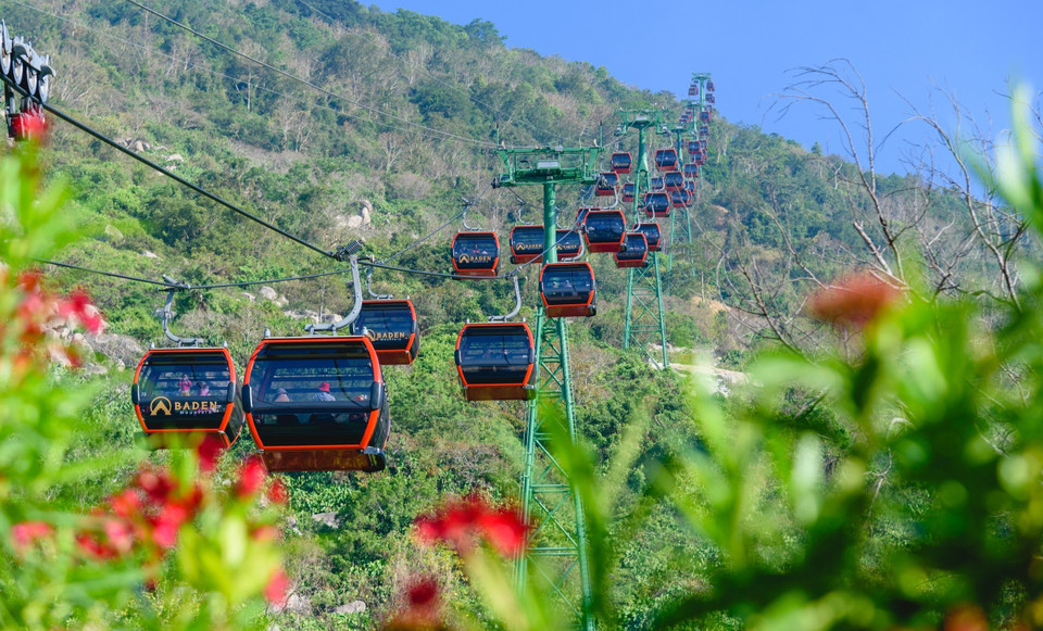 El sistema de teleférico en la montaña Ba Den opera sin cesar para servir a los turistas (Fuente: VNA)