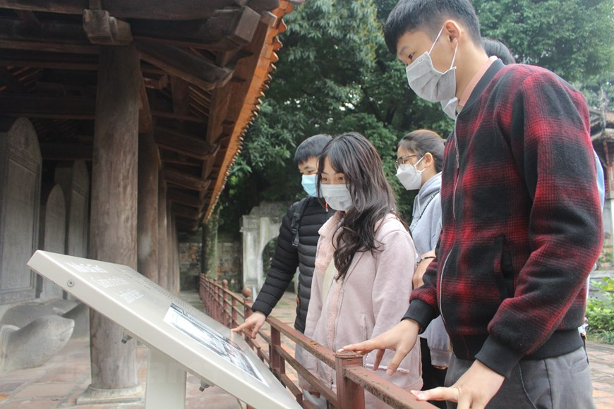 El prestigioso sitio web de viajes TripAdvisor incluyó a la capital vietnamita en su lista de los 25 destinos turísticos más atractivos del mundo en el año pasado. Situada en el segundo lugar en Asia y el sexto puesto en el mundo, Hanoi resulta muy apreciada por su casco antiguo, templos y pagodas, las callejuelas y barrios coloniales, así como la amabilidad de sus ciudadanos, de acuerdo con el medio. Al mismo tiempo, el sitio de viajes en línea Worldpackers de Estados Unidos presentó a la capital de Vietnam como una de las 10 ciudades más baratas del globo para los turistas extranjeros. (Fuente: Vietnamplus)