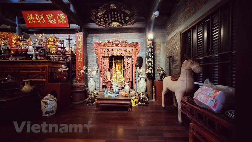 Ubicada en la aldea de oficio tradicional de cerámica de Bat Trang, en Hanoi, la casa sobre pilotes posee numerosas antigüedades con unos 600 años. Los artículos de cerámica de allí mantienen sus características tradicionales, pero a la vez, se mejoran en función de satisfacer las necesidades del consumo interno y fuera del país. Las creaciones de cerámica no sólo son objetos que marcan las huellas del tiempo en este pueblo tradicional sino, al mismo tiempo, fuentes de testimonios de generaciones de habitantes y artistas. Los alfareros locales prestan gran atención a todas las etapas de creación de los productos para imprimirles mejor calidad a los artículos. (Fuente: Vietnamplus) 