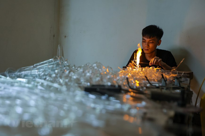 Con más de 20 años de experiencia en esta labor, Le Xuan Tien contó que hace diez años, casi toda la comuna se dedicaba a este trabajo. Los aldeanos podían hacer cualquier producto doméstico común, como botellas, vasos, o tapones de temos. Añadió que para confeccionar artículos de calidad, los sopladores de vidrio deben conocer muy bien las características de este material. Cuando el vidrio se pone en el fuego, tiene color verde; cuando se derrite, se vuelve transparente, lo cual indica que está listo para ser soplado. A continuación, se le empieza a aplicar esa acción ligeramente para dar la forma deseada al vidrio fundido. (Fuente:Vietnam+) 