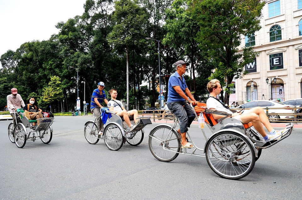 Turistas extranjeros recorren por Hanoi en triciclos (Fuente:VNA)