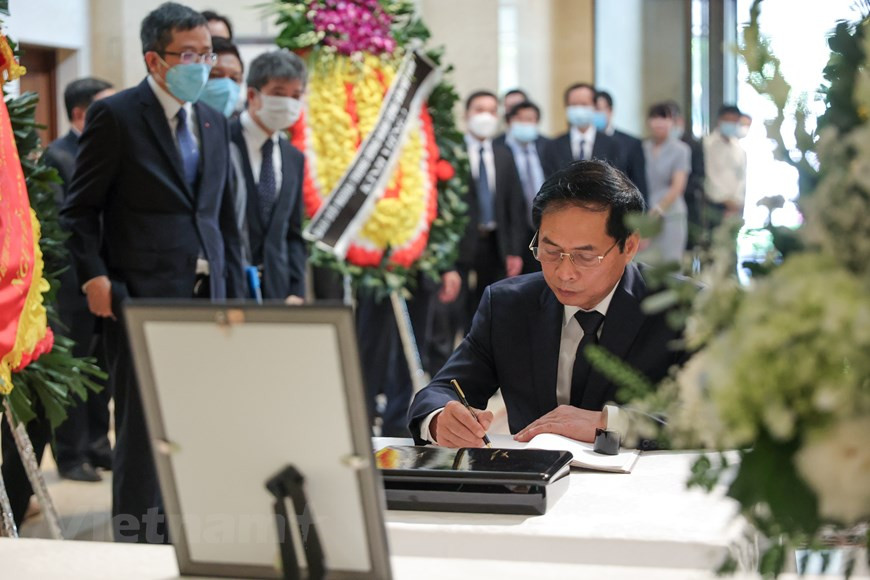 Más allá del impulso al desarrollo de vínculos sólidos entre los dos países, bajo la administración de Abe, la comunidad vietnamita en Japón creció continuamente y se convirtió en la segunda mayor diáspora extranjera en la nación nipona, con casi 433 mil personas registradas a finales de 2021. En particular, el número de aprendices vietnamitas en Japón ascendió en 2021 a 160 mil 563, lo que representa casi el 58,15 por ciento del número total de los mismos provenientes de otros países en Japón, gracias a las políticas del Gobierno nipón para facilitar la recepción de trabajadores vietnamitas, emitidas bajo el mandato del difunto primer ministro. (Fuente: Vietnam+) 