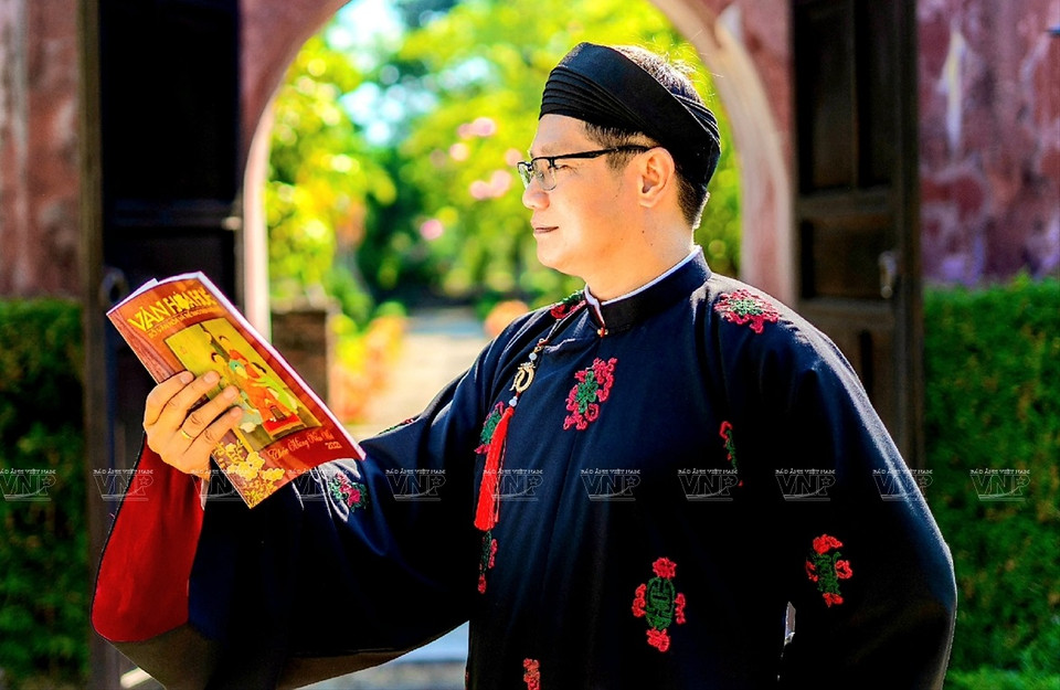 Doctor Phan Thanh Hai, director del Departamento de Cultura, Deportes y Turismo de la provincia central de Thua Thien-Hue, con el vestido tradicional de Ao Tac (Fuente: VNA)