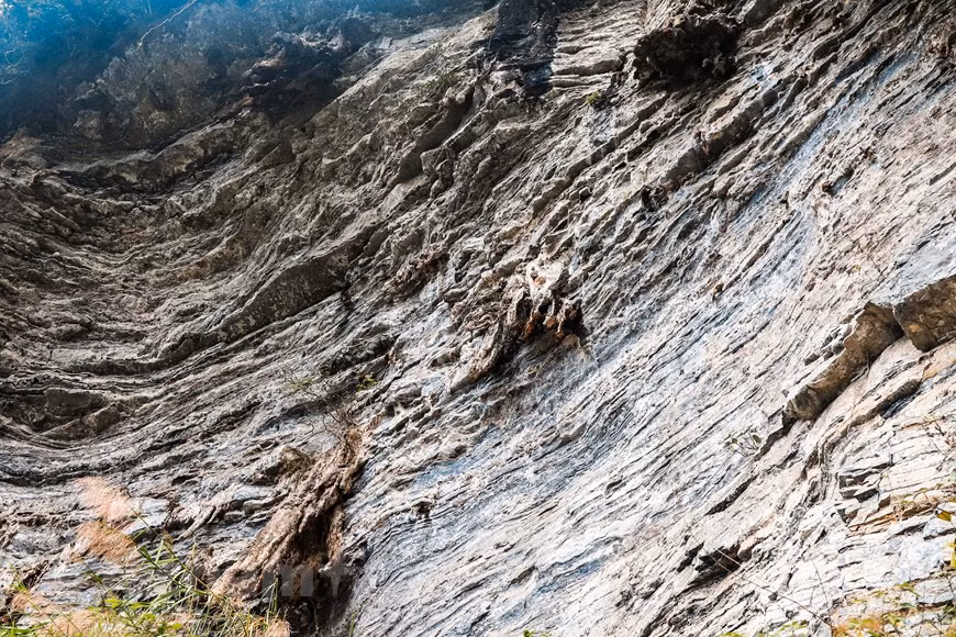 Cuenta una leyenda que hace mucho tiempo en la tierra de Meo Vac, en esta provincia, había una montaña muy alta y majestuosa, donde las nubes se paseaban durante todo el año. La cima del montículo contenía la residencia de un hada extremadamente hermosa y amable, de piel blanca como nubes y labios rosados como las flores de durazno recién abiertas. Todos los días, a menudo se sienta en la cima de la montaña mirando el río de Nho Que y canta para cautivar a la gente. Gracias a su protección, los residentes locales tienen una vida tranquila, con lluvias y vientos favorables, así como buenas cosechas. (Fuente:Vietnamplus) 