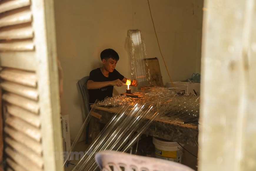 . Los aldeanos de la comuna de Thong Nhat, en el distrito de Thuong Tin, en Hanoi, fabrican productos de vidrio simples como botellas, bombillas de luz, floreros, tapones de termos y otros artículos delicados, a partir de instrumentos básicos y en dependencia de los pedidos de los clientes. Desde la década de 1960, el soplado de vidrio ha sido la principal ocupación de la mayoría de los residentes de la comuna de Thong Nhat. La aldea de Giap Long deviene la zona más desarrollada en este oficio en la municipalidad, donde se concentran muchos trabajadores hábiles, que pueden elaborar productos complejos y delicados de vidrio. (Fuente:Vietnam+) 