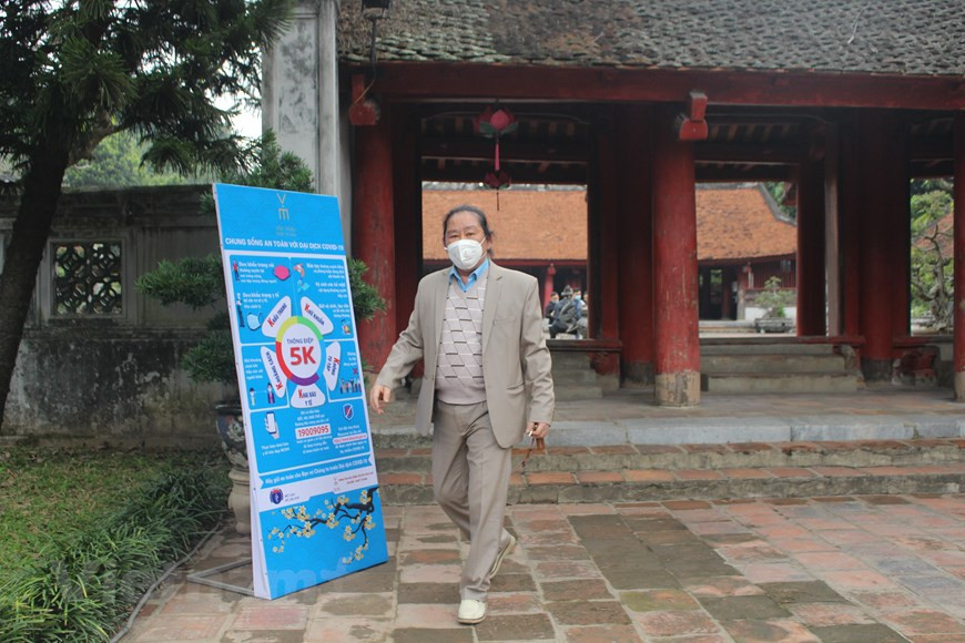 La primera escuela de enseñanza superior del país fue Van Mieu-Quoc Tu Giam, fundado en 1070 para honrar a Confucio. Durante siglos se dedicó a la educación de los mandarines y se reservó para la nobleza nacional. A lo largo de más de mil años de existencia, la institución mantiene intacta su antigua arquitectura y objetos valiosos empleados para el estudio. Por sus valores culturales e históricos, la Organización de las Naciones Unidas para la Ciencia, la Educación y la Cultura (UNESCO) reconoció las lápidas de piedra de Van Mieu como Patrimonio Documental de Asia-Pacífico, en marzo de 2010, y de la Humanidad, en julio de 2011. (Fuente: Vietnamplus)