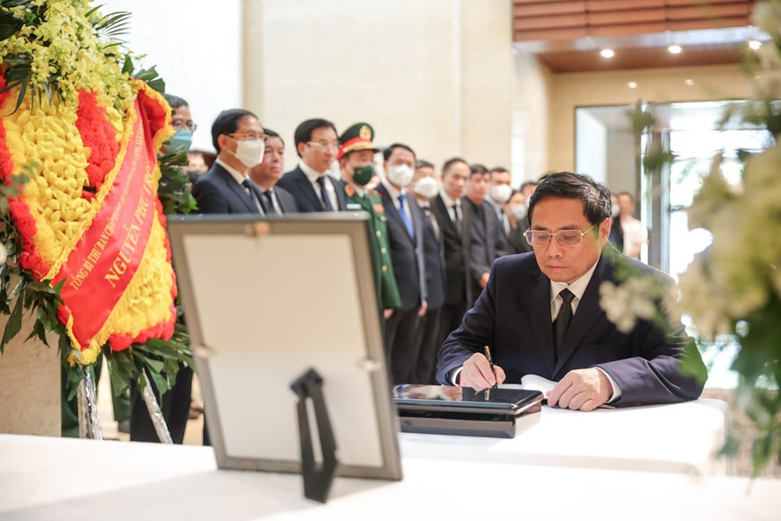 En homenaje al difunto exprimer ministro japonés Abe Shinzo, la Embajada de Japón en Vietnam abrió un libro de condolencias en su sede diplomática en Hanoi. El secretario general del Partido Comunista, Nguyen Phu Trong, envió flores para rendir tributo a Abe Shinzo, quien también fuera presidente del Partido Liberal Democrático de Japón. En nombre de los líderes vietnamitas, el presidente Nguyen Xuan Phuc y el primer ministro Pham Minh Chinh acudieron a rendir homenaje y escribieron en el libro de condolencias de la Embajada de Japón en Hanoi. Mientras tanto, el presidente de la Asamblea Nacional, Vuong Dinh Hue, igualmente mandó flores para rendir tributo al extinto premier japonés. (Fuente: Vietnam+) 