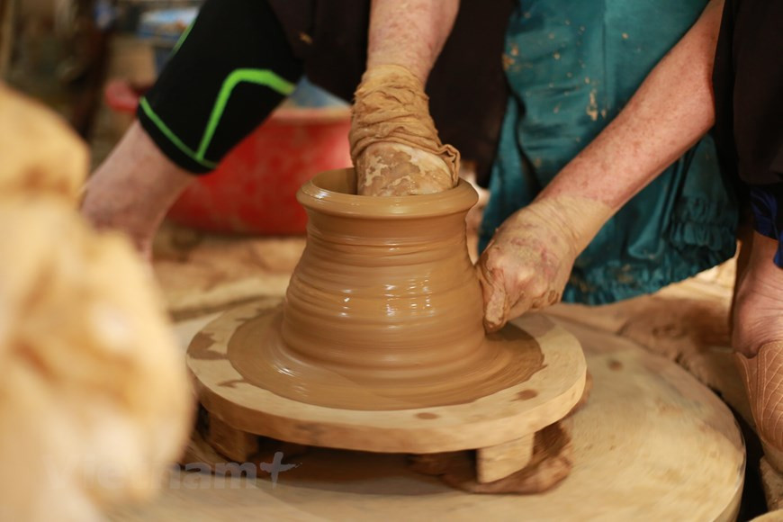 Desde siglos anteriores, la aldea de Huong Canh se especializó en la producción de porcelana y ladrillos para artículos de uso diario, como jarras de agua grandes, teteras y ollas pequeñas para cocinar hierbas medicinales. Los productos de Huong Canh se vendieron en todo el país y fueron reconocidos por su calidad superior. A diferencia de los artículos esmaltados de otras aldeas artesanales, los productos de Huong Canh están hechos de tierra cruda sin esmalte. Hoy en día, el pueblo todavía es conocido por sus sartenes, ollas, teteras, jarros, tazas y pequeños ataúdes hechos a mano. Recientemente, Huong Canh ha agregado nuevos productos a sus artículos tradicionales. (Fuente: Vietnamplus) 