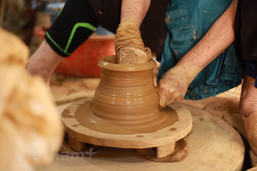 Desde siglos anteriores, la aldea de Huong Canh se especializó en la producción de porcelana y ladrillos para artículos de uso diario, como jarras de agua grandes, teteras y ollas pequeñas para cocinar hierbas medicinales. Los productos de Huong Canh se vendieron en todo el país y fueron reconocidos por su calidad superior. A diferencia de los artículos esmaltados de otras aldeas artesanales, los productos de Huong Canh están hechos de tierra cruda sin esmalte. Hoy en día, el pueblo todavía es conocido por sus sartenes, ollas, teteras, jarros, tazas y pequeños ataúdes hechos a mano. Recientemente, Huong Canh ha agregado nuevos productos a sus artículos tradicionales. (Fuente: Vietnamplus) 