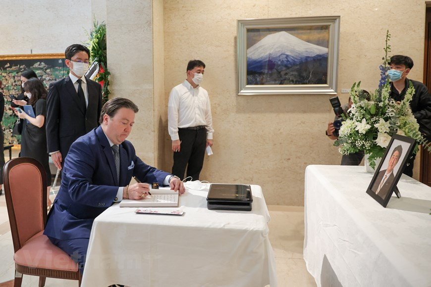 Tras conocerse la triste noticia de la partida física de Abe Shinzo, un destacado político y amigo cercano de Vietnam, dirigentes del país indochino enviaron mensajes de condolencias al Gobierno y pueblo de Japón. En su carta, el primer ministro vietnamita, Pham Minh Chinh, en nombre de los líderes del Partido Comunista y del Estado y el Pueblo de Vietnam, escribió: "envío mis más profundas condolencias al Gobierno y pueblo de Japón, y la familia de Abe Shinzo; quisiera expresar el agradecimiento por el afecto especial y el valioso apoyo que Abe Shinzo dedicó al país y el pueblo de Vietnam, y a la amplia asociación estratégica Vietnam-Japón". (Fuente: Vietnam+) 