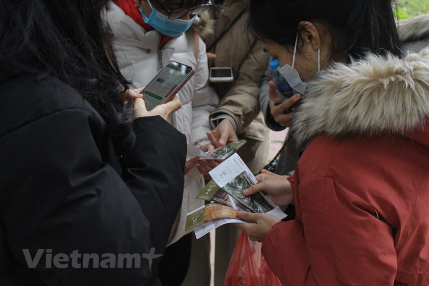 Construido en 1070 con el príncipe Ly Can Duc como primer estudiante, Van Mieu-Quoc Tu Giam fue la primera escuela real de Dai Viet (antiguo nombre de Vietnam). La corte organizó el primer examen confuciano en 1075, con el fin de reclutar a los más talentosos del país. En 1919 se realizó la última prueba, que marcó el fin del antiguo sistema educativo en Vietnam. Tras 844 años y 183 pruebas, la educación confuciana formó una élite de intelectuales que ganó la confianza de todo el pueblo. En la actualidad, el Templo de la Literatura se ha convertido en un monumento histórico nacional que atrae a una gran cantidad de turistas. (Fuente: Vietnamplus) 