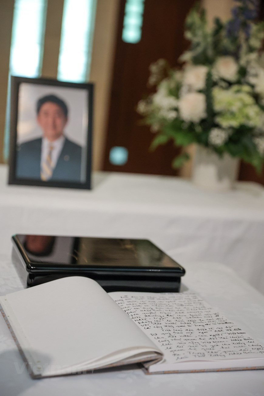 Con hondo pesar, los líderes vietnamitas transmitieron las más profundas condolencias al Partido Liberal Democrático, al Gobierno, al pueblo de Japón y a la familia del exprimer ministro Abe Shinzo. Ellos destacaron que el difunto líder había dejado huellas significativas en la construcción y consolidación de las relaciones de asociación estratégica amplia y profunda entre Vietnam y Japón por la paz y la prosperidad en Asia. Los líderes y el pueblo vietnamita siempre tienen presente el afecto especial y el valioso apoyo de Abe a su país, así como sus contribuciones a la cooperación amistosa entre ambas naciones. Abe falleció en la Universidad de Medicina de Nara en la homónima prefectura japonesa el 8 de julio. (Fuente: Vietnam+) 