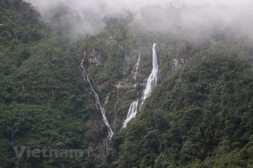 A una altura de dos mil 200 metros sobre el nivel del mar, el puente de cristal de Rong May permite a los turistas contemplar el paso de O Quy Ho, una importante ruta que conecta las norteñas provincias vietnamitas de Lai Chau y Lao Cai, y un atractivo turístico por el majestuoso y verde panorama natural de la región del noroeste del país. El paso también se conoce como Hoang Lien y se ubica en la carretera nacional 4D, donde dos tercios de su distancia se encuentran en el distrito de Tam Duong (de la provincia de Lai Chau) y el resto en la ciudad de Sa Pa (de la provincia de Lao Cai). (Fuente: Vietnamplus) 