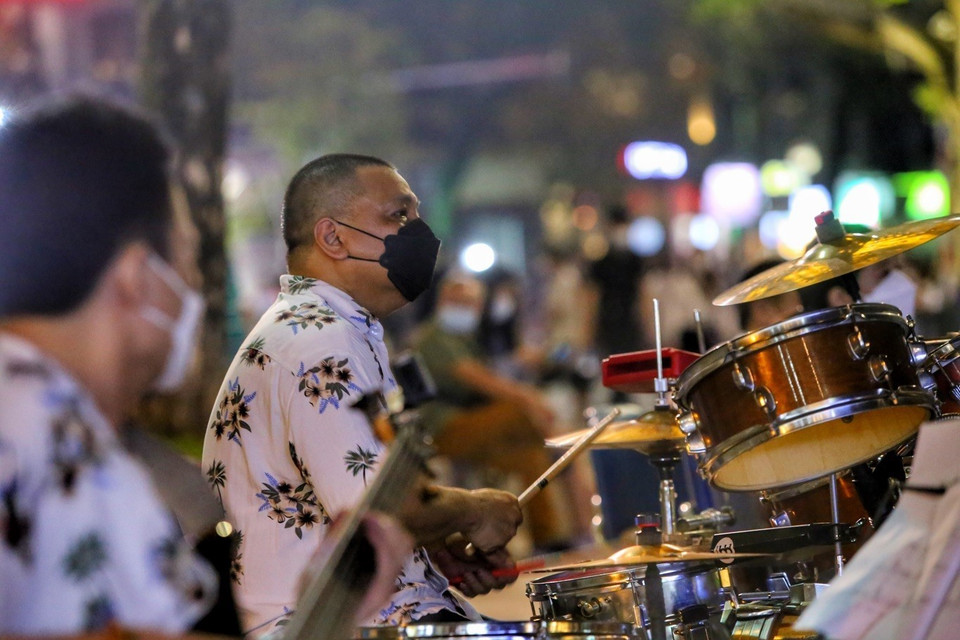 Espectáculo artístico en el espacio peatonal del Lago Hoan Kiem (Fuente: VNA)