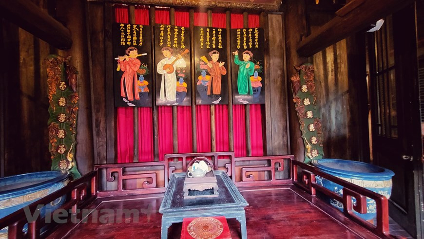 Con una amplia variedad de productos de cerámica, la casa sobre pilotes atrae a muchos visitantes tanto nacionales como extranjeros. Los artículos cerámicos de Bat Trang mantienen sus características tradicionales, pero a la vez, se mejoran para satisfacer las necesidades del consumo interno y la exportación. Las obras de cerámica no sólo son objetos que marcan las huellas del tiempo en la historia de este pueblo tradicional sino también testimonios vivos que reflejan las artes plásticas de cada época. Los alfareros locales siempre prestan gran atención a todas las etapas de creación de productos para brindar los artículos de mejor calidad a los clientes. (Fuente: Vietnamplus) 