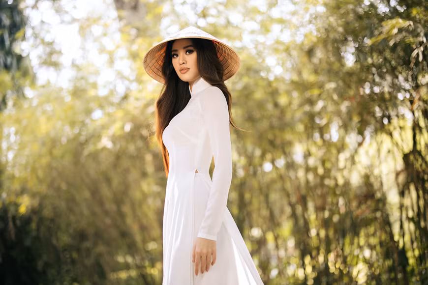 En este conjunto de fotos, Khanh Van elige el diseño simple con el color blanco para favorecer su cuerpo (Fuente:Vietnamplus)