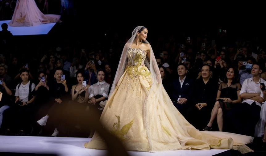 La modelo TyhD Thuy Duong presenta un diseño en la colección (Fuente: Vietnamplus)