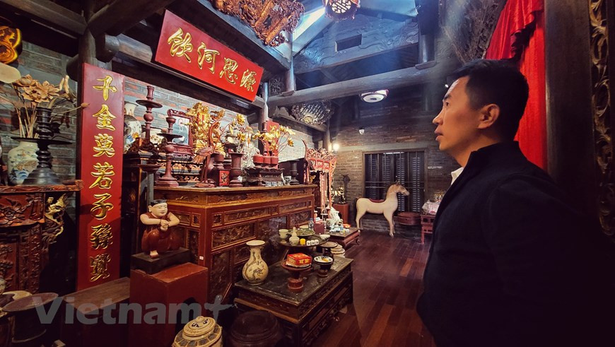 Según la historia de Bat Trang, se registraron más de 300 personas que obtuvieron altos grados en exámenes feudales, incluidos ocho doctorados y uno que logró el puesto cimero en pruebas al nivel nacional para seleccionar a candidatos a mandarines en Vietnam. Situado en una zona rica en arcilla, el pueblo de Bat Trang disfruta la ventaja de contar con la materia prima para la elaboración de finos productos de cerámica. Durante los siglos XV y XVII, las cerámicas de la aldea eran productos favoritos no sólo en el mercado nacional sino también en el extranjero gracias a la llegada de barcos de comerciantes de Japón, China y países occidentales.(Fuente:Vietnamplus)