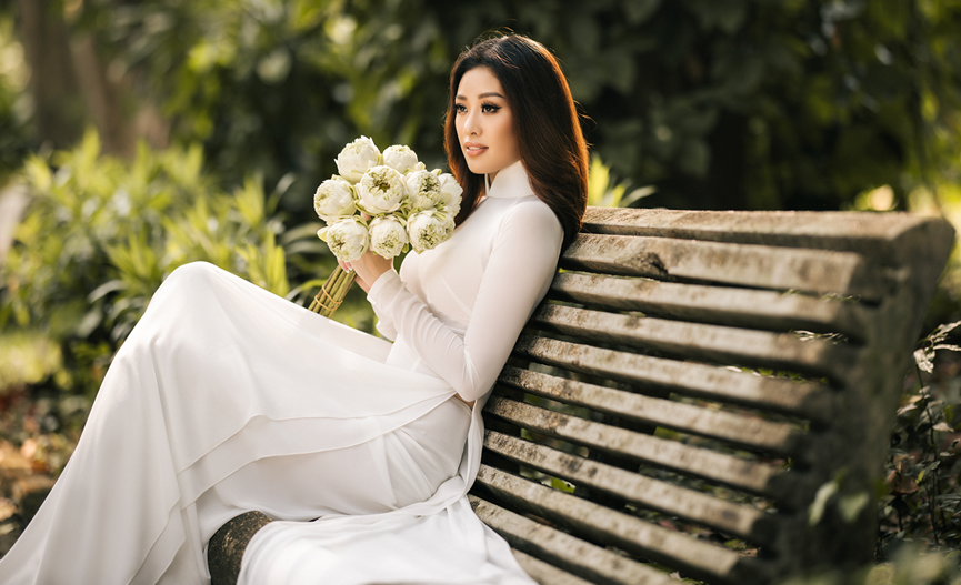 En vísperas de la ronda preliminar del concurso Miss Universe Vietnam 2022, Miss Vietnam Khanh Van sirvió de modelo a una colección de fotos con Ao Dai (Fuente: Vietnamplus)