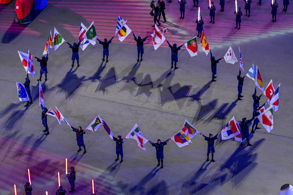 Los artistas desfilan con las banderas nacionales de las 32 selecciones que compiten en el mayor evento del fútbol del mundo durante la ceremonia de apertura. (Fuente: AFP/VNA)