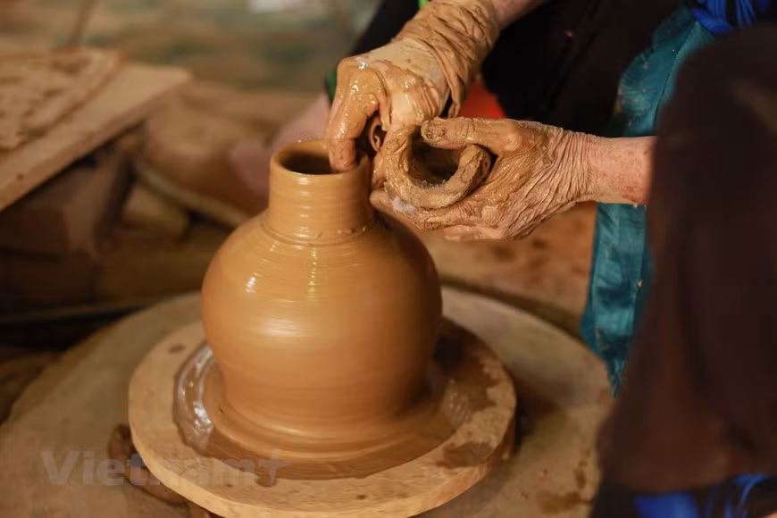 Belleza, durabilidad, color y sencillez distinguen y dan fama a los productos de cerámica elaborados por los artesanos de Huong Canh. Durante siglos, los vietnamitas han tenido un dicho popular: "Porcelana Mong Cai, tarros Huong Canh" para hablar de dos de las mejores marcas de terracota de la región norte. Según la historia del pueblo, la dinastía Le-Trinh a mediados del siglo XVIII encargó a Trinh Xuan Bien, un talentoso mandarín, que ayudara a los aldeanos de Huong Canh a mejorar su agricultura. Xuan Bien enseñó a los lugareños cómo hacer productos de cerámica. Con sus contribuciones al desarrollo del oficio, fue honrado como el fundador de la artesanía. (Fuente: Vietnamplus) 