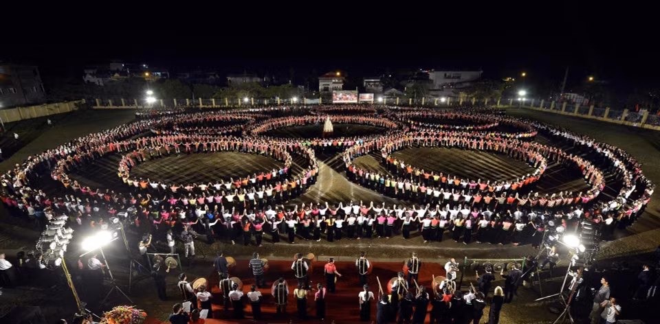 En 2019, más de cinco mil personas participaron en una antigua danza Xoe en la provincia norteña de Yen Bai. (Fuente: VNA)