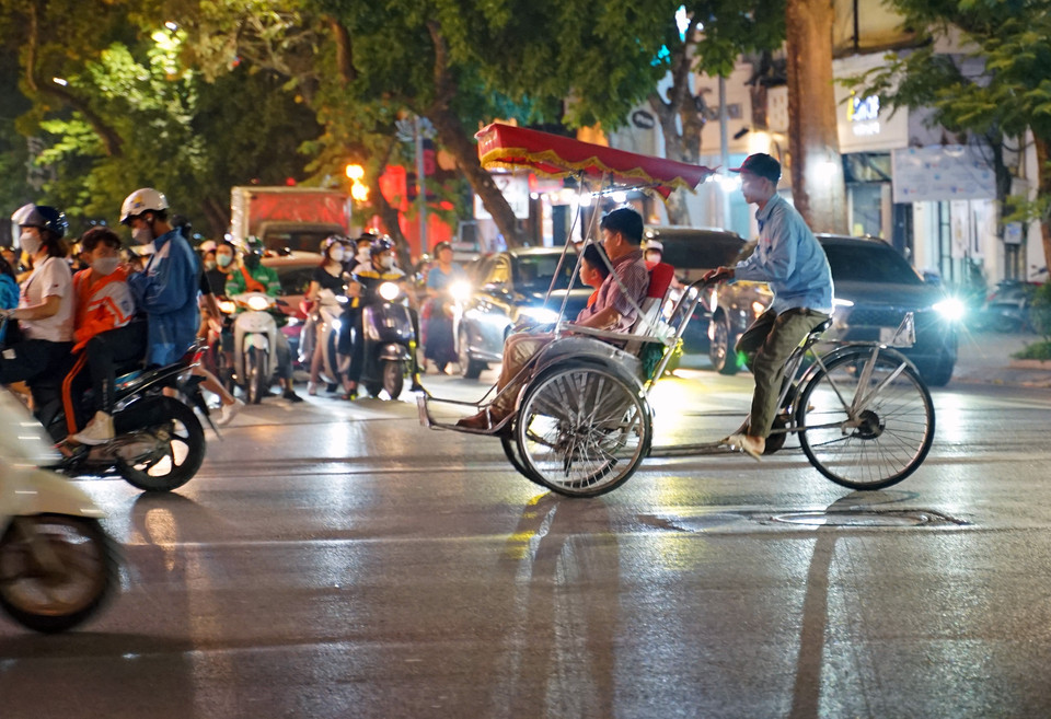 Turistas extranjeros visitan la calle de Trang Tien en triciclos (Fuente:VNA)