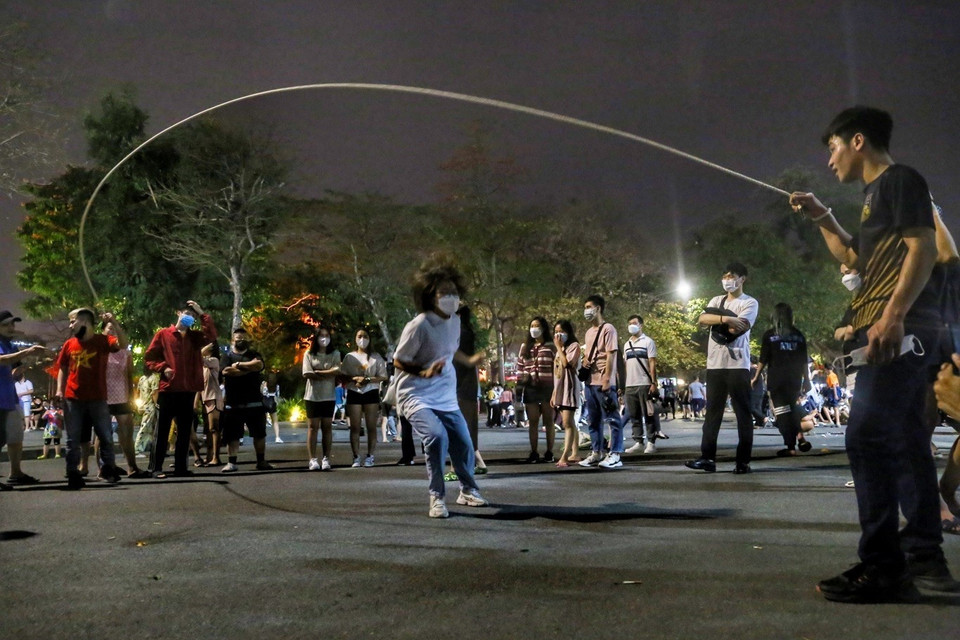 Jóvenes participan en juegos folclóricos en la calle de Ta Hien (Fuente: VNA)