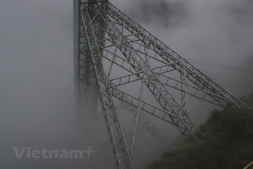 De mil a dos mil visitantes llegan a diario a este sitio y un número mayor los fines de semana. Además de los viajeros nacionales, los turistas extranjeros son principalmente tailandeses, chinos, japoneses y surcoreanos. Al llegar a este lugar, los visitantes también pueden caminar en un puente con los siete colores del arco iris, admirar las nubes y la belleza excepcional de O Quy Ho, uno de los cuatro pasos más largos y espectaculares de la región del Noroeste de Vietnam. Aunwat Khunpisut, un turista tailandés compartió: “Es raro tener un sitio natural tan hermoso como este. El clima es fresco y el aire, puro. El puente de cristal parece una auténtica maravilla construida sobre la montaña.(Fuente: Vietnamplus) ” 