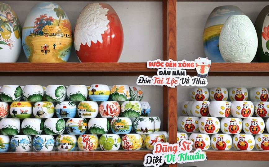 Los productos se llevan a los puestos de exhibición para presentarlos a los clientes (Fuente: Vietnamplus)