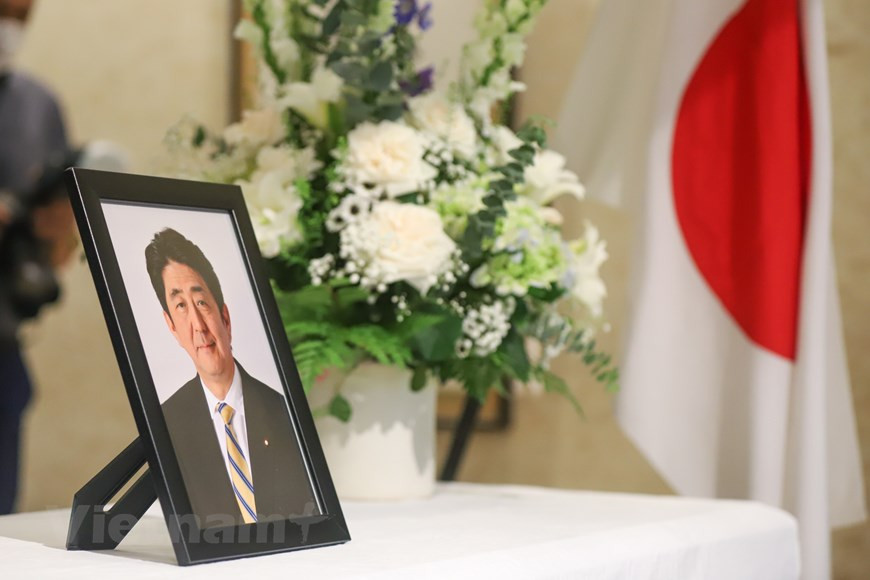 Abe Shinzo realizó grandes aportes al desarrollo de los nexos entre Vietnam y Japón. Durante casi ocho años bajo el mandato de Abe, las relaciones entre Vietnam y Japón avanzaron con fuerza en todos los campos. El exdirigente japonés falleció en el Hospital de la Universidad Médica de Nara, tras ser atacado durante un acto de campaña electoral de un candidato del Partido Liberal Democrático de Japón. Este hecho ha causado gran conmoción no sólo en el pueblo del país del Sol Naciente, sino también en todo el planeta, incluido Vietnam, con especiales sentimientos hacia el primer ministro con el mandato más extenso en la historia de la nación nipona. (Fuente: Vietnam+)